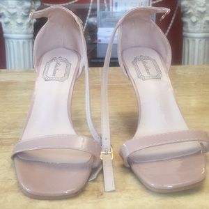 Women. Size 7 new without tags shoes